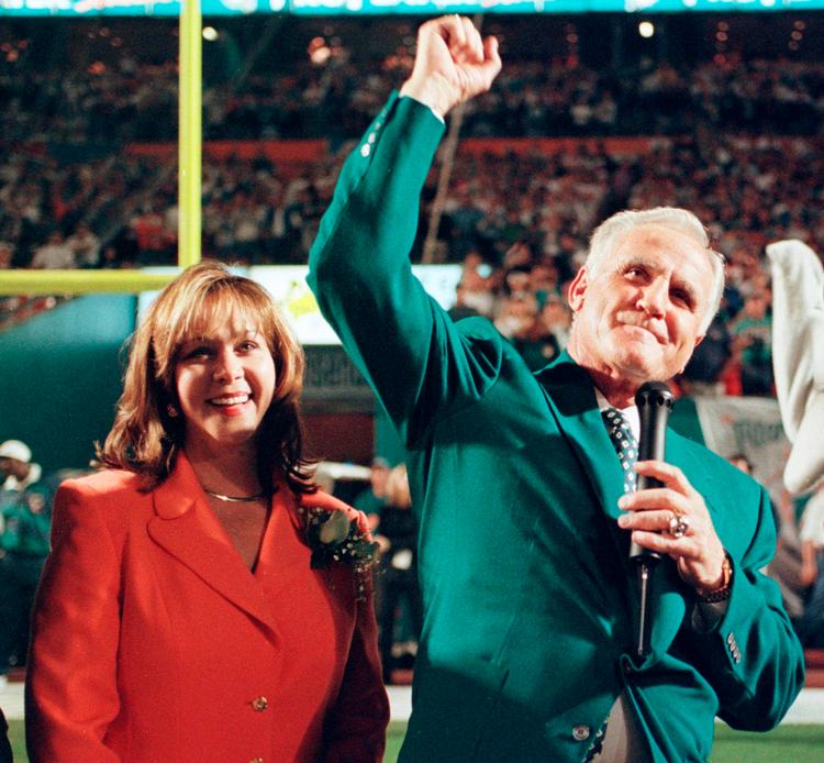 Don Shula ved en lejlighed i 1997, hvor han blev hyldet af publikum. Foto: Rhona Wise/Ritzau Scanpix