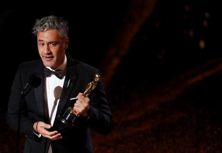 Taika Waititi modtog ved de sidste oscaruddelinger statuetten for bedste filmatisering for filmen 'JoJo Rabbit'. Nu betror Disney ham med instruktøransvaret for en ny Star Wars-film.  Foto: Mario Anzuoni/Ritzau Scanpix