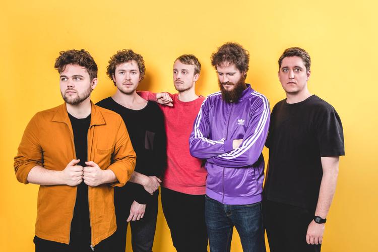 Farverige er de, de fem unge aarhusianere fra Abekejser. Også musikalsk. De optrådte som første navn til Jazz i Trekantens ugentlige internetkoncerter.  Pr-foto Lasse Lagoni