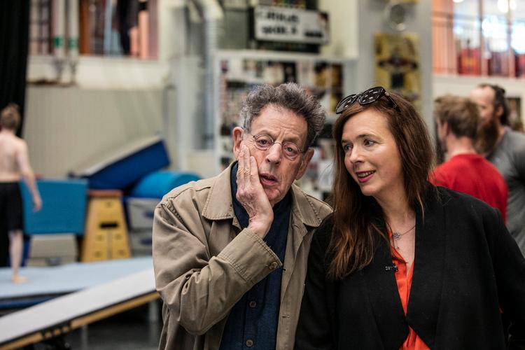 Komponisten Philip Glass fotograferet med den svenske cirkusdirektør, librettist og instruktør Tilde Björfors, der skal stå for opsætningen af den nye opera 'Circus Days and Nights' i Malmø. Foto: Charlotte T. Strömwall