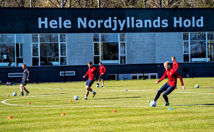 Langt de fleste superligaspillere er tilbage på træningsbanen. Her er AaB'ere i aktion.  Foto: Henning Bagger/Ritzau Scanpix