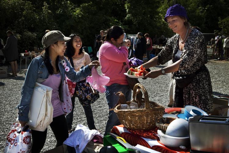 Margaret, Julie og Joy, au pair-kvinder fra Filippinerne, går på loppemarked i Charlottenlund. Arkivfoto. Foto: Astrid Dalum/POLFOTO