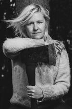 Forfatter Stine Askov har skrevet romanen 'Katalog over katastrofer', hvor en ung pige bliver oplært i at overleve. Forfatteren har også selv haft en opvækst, hvor hun skulle op kl. 4 og hente garn ind før skoletid og hvor dyr var noget man fangede og åd, ikke noget man kæler med.   Foto: Peter Hove Olesen/POLFOTO