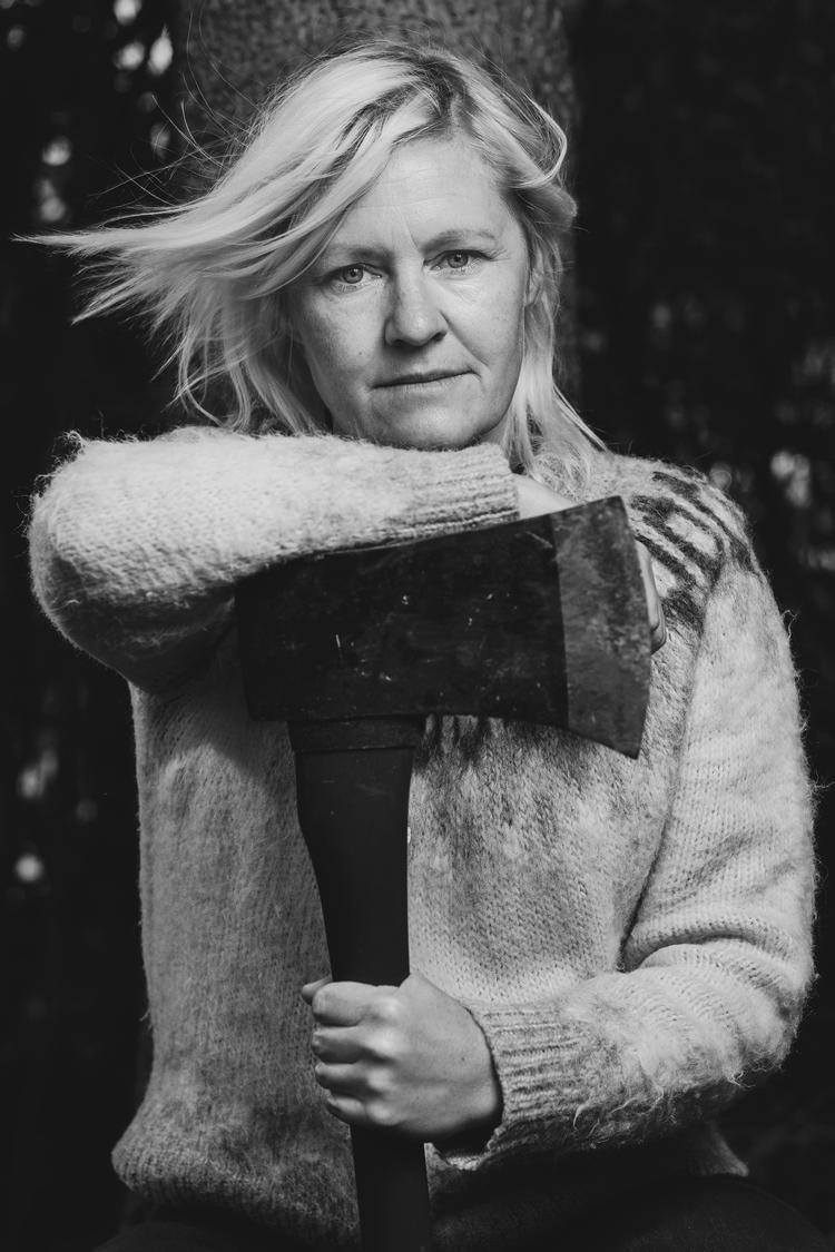 Forfatter Stine Askov har skrevet romanen 'Katalog over katastrofer', hvor en ung pige bliver oplært i at overleve. Forfatteren har også selv haft en opvækst, hvor hun skulle op kl. 4 og hente garn ind før skoletid og hvor dyr var noget man fangede og åd, ikke noget man kæler med.   Foto: Peter Hove Olesen/POLFOTO