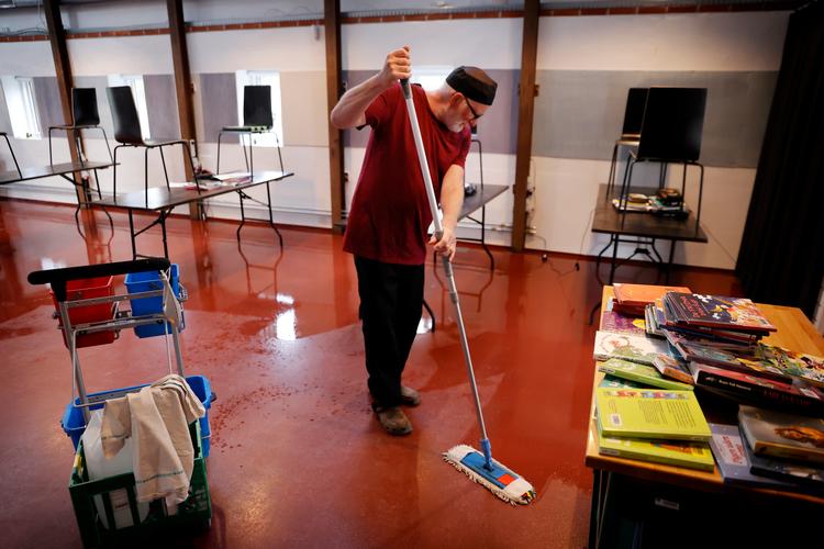 Filmproducent Peter Aalbæk er udpræget b-menneske, men står for tiden tidligt op og gør rent i sit forsamlingshus, hvor to 5. klasser fra Herfølge Skole får undervisning. Foto: Jens Dresling/POLFOTO