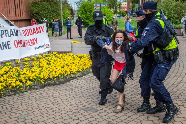 En demonstrant bliver tilbageholdt ved en antiregeringsdemonstration i byen Bydgoszcz i søndags.  Foto: Agencja Gazeta/Ritzau Scanpix