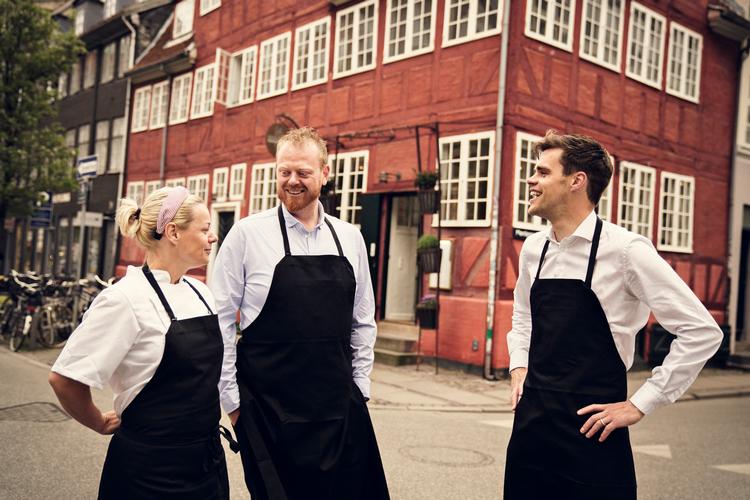 Smørrebrødsjomfru Karina Pedersen, restaurantchef Simon Olesen og sommelier Rasmus Amdi Larsen overtager lokaler i Møntergade for at åbne en ny restaurant. Tidligere var de værter på den nu nedbrændte Restaurant Palægade. Pr-foto Restaurant Møntergade