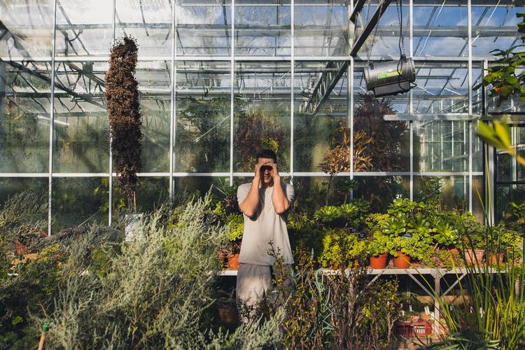 Hodge lader planterne og planeterne danse sammen.  Technoprduceren viser på sin debut, hvor mange universer han kan få til at smelte sammen på harmonisk vis 
