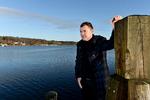  Tom Kristensen på havnen i Hobro, hvor han for første gang siden barndommen har opholdt sig flere måneder i træk. Foto: Ernst van Norde