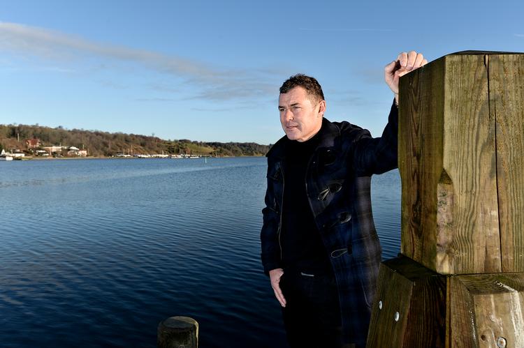  Tom Kristensen på havnen i Hobro, hvor han for første gang siden barndommen har opholdt sig flere måneder i træk. Foto: Ernst van Norde