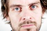 Kaspar Kaum Bonnén har tidligere skrevet indlevet om sin syge mor i erindringsromanen ’Ind til min mor’. Der er passager i disse hudløse tekster om hans far, der peger på, at hans uro og mistro også er formet af hendes uligevægt. Foto: Magnus Møller