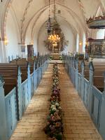 Dorthe Fabricius kisten kom på intet tidspunkt ind i Nordby Kirken, da man på grund af coronafaren ikke vil have, at kistebærerne kommer så tæt på hinanden. Til gengæld blev ceremonien streamet til de, der ikke blev plads til.   Privatfoto:  Tamsin Fabricius