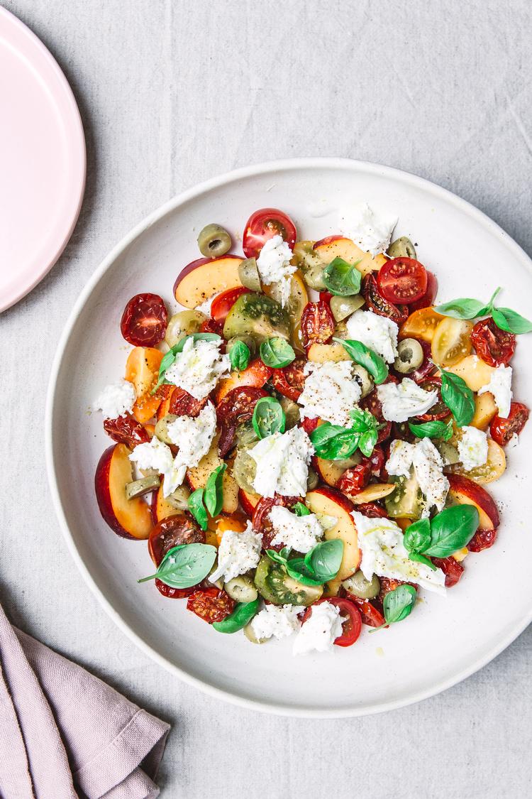 Når tomater og nektariner er solmodne, er de smagsmæssigt et godt match. Foto: Ditte Ingemann