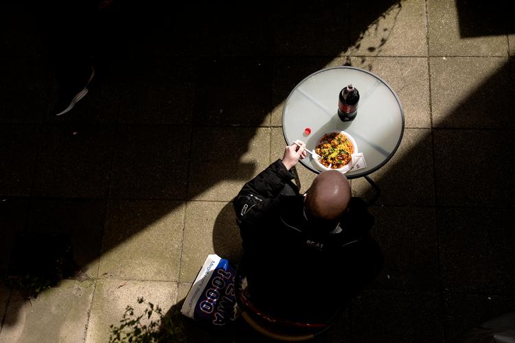 En mand får italiensk kødboller og salat i gården ved Askovfondens socialpsykiatriske værested på Nørrebro. Foto: Peter Hove Olesen/POLFOTO