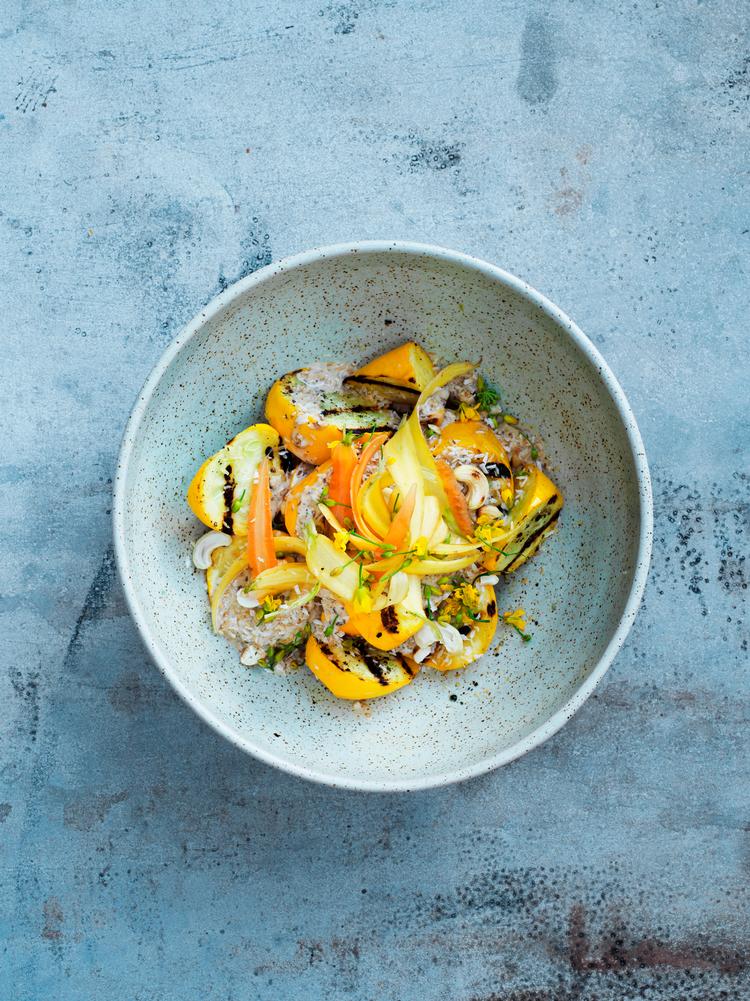 De grillede grøntsager får smag fra en mild hjemmelavet gomadressing. Foto: Columbus Leth