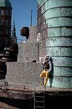 Sune Rosforth smider skoene og skænker op på Knippelsbro i København. Foto: Marie Bentzon