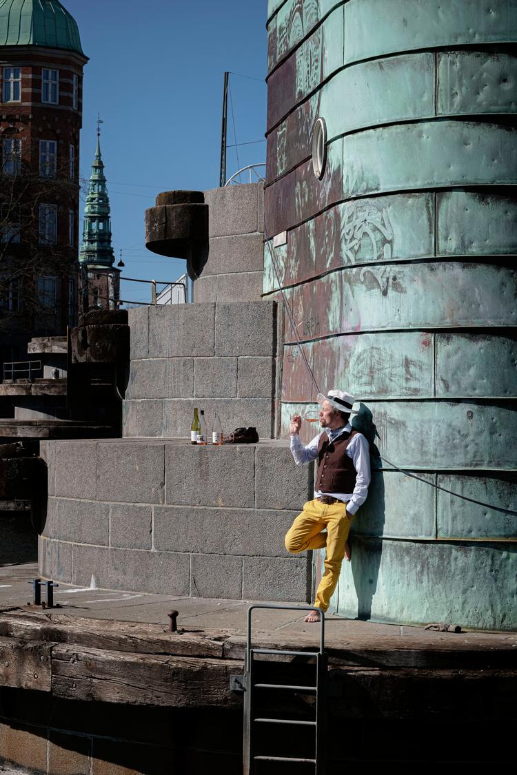 Sune Rosforth smider skoene og skænker op på Knippelsbro i København. Foto: Marie Bentzon