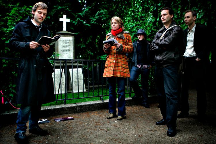 Den flotte, sølvfarvede bog fremhæver én litterær begivenhed, tendens eller nybrud i hvert af årene i dette 
årtusind. I 2003 var det, at digteren Lars Skinnebach (tv.) ændrede sin stemmeføring, når han læste sine tekster op.   Foto: Miriam Dalsgaard/POLFOTO