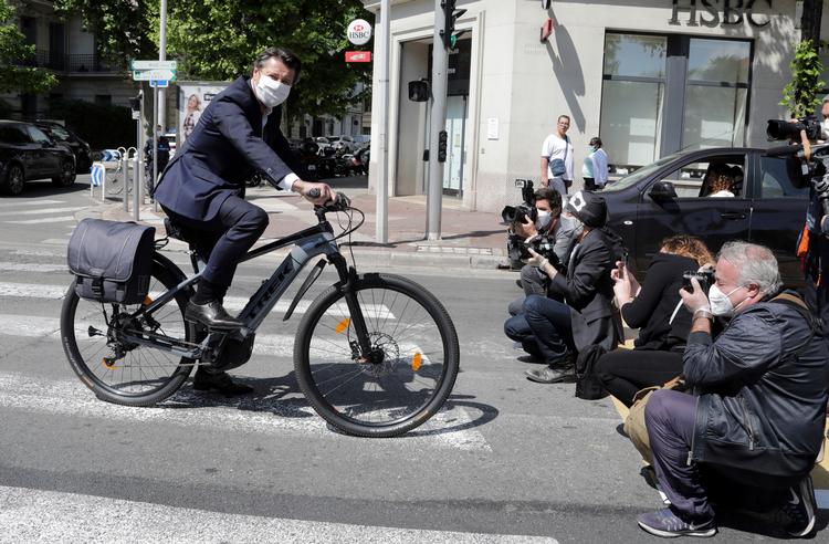     Borgmester Christian Estrosi følger parolen før delvis genåbning af Frankrig mandag:: tag cyklen til jobbet og på med mundbindet. Imens arbejder forskere på at finde vacciner, lægemidler og nu også de første spor af virussen. Foto: Eric Gaillard/Ritzau Scanpix