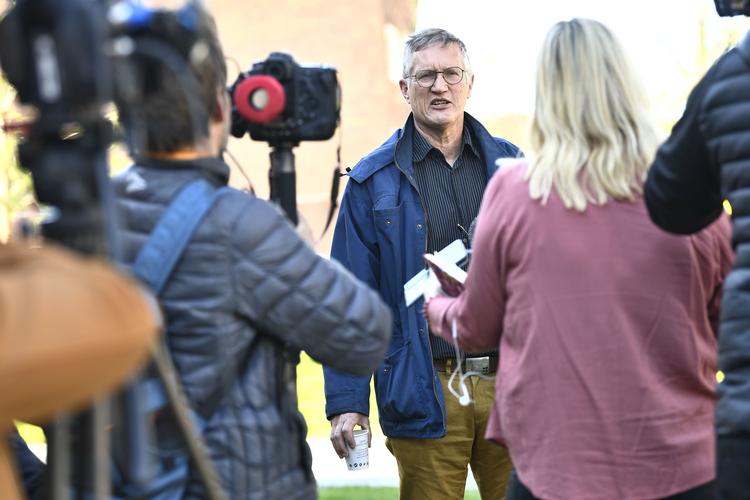 »Vi begynder at nærme os 3000 personer, hvilket er skrækkeligt højt tal«. Sådan siger Sveriges statsepidemiolog, Anders Tegnell på et pressemøde. Sverige registrerer yderligere 87 døde med coronavirus. Foto: Claudio Bresciani/Ritzau Scanpix