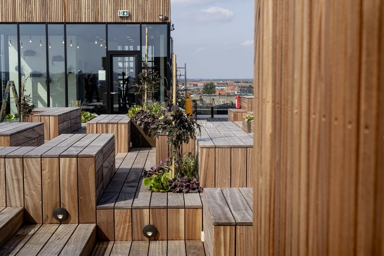 En økonomisk rapport om effekten af coronatiltag peger på store risici ved genåbning. På billedet ses Sallings tagtterrasse med udsigt over Aarhus. Foto: Casper Dalhoff