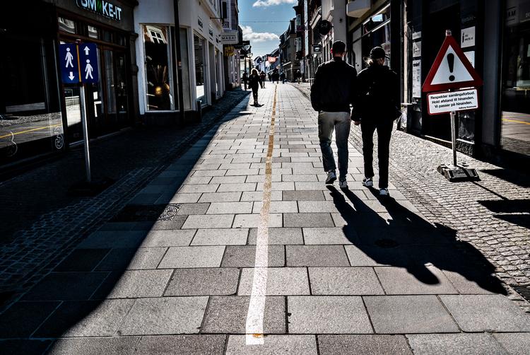 Gågaden i Aalborg er blevet udstyret med en gul stribe, der skal hjælpe folk til at overholde retningslinjerne i forbindelse med coronasituationen.   Foto: Henning Bagger/Ritzau Scanpix