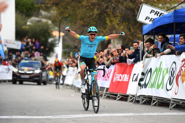 Jakob Fuglsang nåede at juble i Ruta del Sol, inden der blev sat en stopper for de udendørs konkurrencer. Nu er han også noteret for en sejr i Giro d'Italia Virtual. 