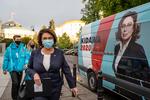 Malgorzata Kidawa-Blonska, oppositionskandidat ses her foran det polske parlament. Polakkerne får nu vished: valget, der skulle finde sted 10. maj, bliver udskudt. Hvor længe vides endnu ikke.  Foto: Wojtek Radwanski/Ritzau Scanpix