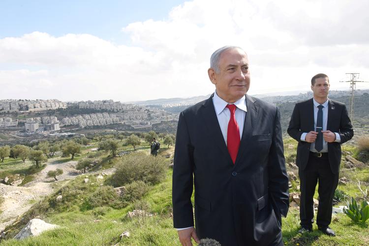 Premierminister Benjamin Netanyahu og rivalen Benny Gantz får som aftalt lov til at dele magten mellem sig. Foto: Pool New/Ritzau Scanpix