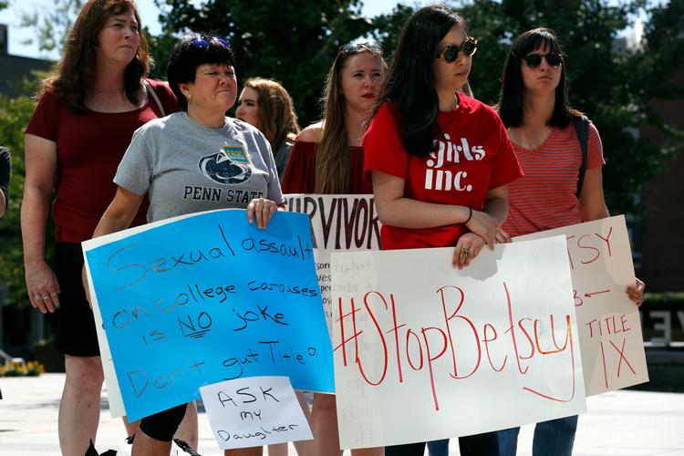 Studerende fra George Mason University i Arlington, Virginia, demonstrerer mod undervisningsminister Betsy DeVos og de nye regler fra Trump-regeringen, som giver flere rettigheder til  studerende, der bliver anklaget for sexovergreb. Foto: Jacquelyn Martin/Ritzau Scanpix