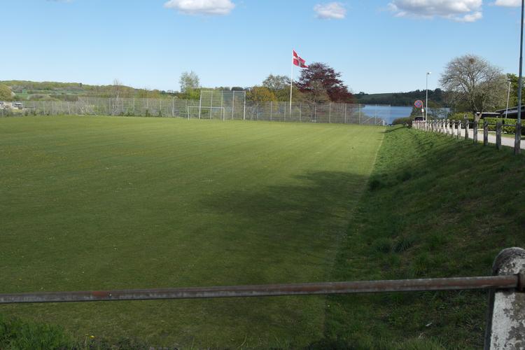 Jeppe Laursen Brock, 10. maj i Politiken: »Min barndoms stadion, hvor Stilling IF har hjemme. Det bedste herrehold er netop rykket op i serie 3. Som 14-årig scorede jeg mit mest mindeværdige mål på netop den bane med den blanke sø som det smukkeste bagtæppe #herermitstadion«.  Foto: Per Brock