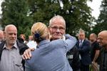 Statsminister Mette Frederiksen (S) gav kram i forbindelse med undskyldningen til Godhavnsdrengene. Billedet her blev valgt til Årets Pressefoto 2019.  Foto: Sarah Hartvigsen Juncker/information/Sarah Hartvigsen Juncker