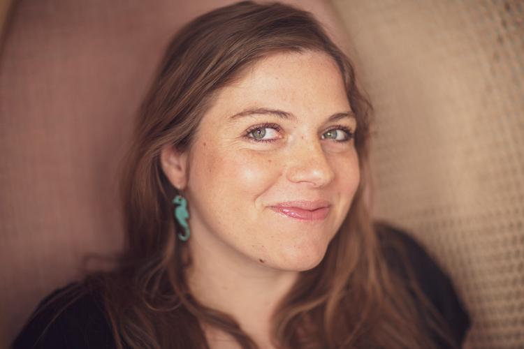 Stine Pilgaard krydrer sin prosa med sange, som hun håber læserne synger med på undervejs i læsningen. Hun har været optaget af rim, siden hun som 8-9-årig læste Tove Ditlevsens digte. Foto: Miriam Dalsgaard/POLFOTO