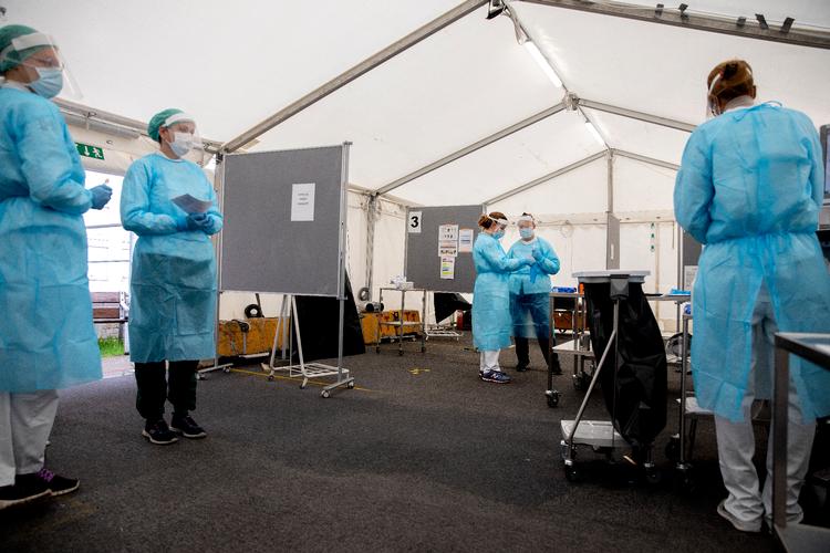 16 steder i telte i Danmark kan almindelige mennesker blive testet for corona. Målet er, at langt flere skal testes. Tal fra Statens Serum Institut tyder på, at man ikke er kommet op i omdrejninger endnu. Arkivfoto: Finn Frandsen