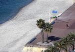 En typisk travl strandpromenade, Promenade des Anglais i Nice, er næsten fuldkommen tom. Også her kommer de lokale til aat tabe store penge på, at turisterne bliver hjemme. REUTERS/Eric Gaillard   Foto: Eric Gaillard/Ritzau Scanpix