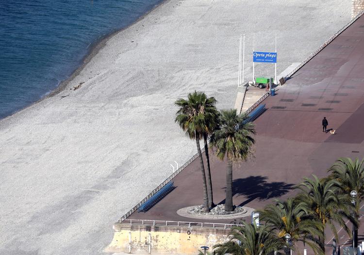 En typisk travl strandpromenade, Promenade des Anglais i Nice, er næsten fuldkommen tom. Også her kommer de lokale til aat tabe store penge på, at turisterne bliver hjemme. REUTERS/Eric Gaillard   Foto: Eric Gaillard/Ritzau Scanpix