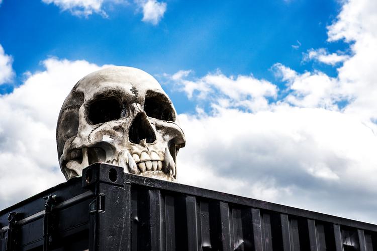 Flere containere med udstyr fra festivalen Copenhell brød natten til torsdag i brand. Det vides ikke, om kraniet på billedet er blandt de ødelagte genstande. Foto: Jesper Mortensen/POLFOTO