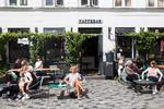 En kop kaffe om dagen, kan let løbe op i 14.000 kroner om året. Så måske er det en god ide at mærke efter: Giver det dig en god smag i munden, eller skal de penge bruges til noget, der vil give dig mere livsværdi, anbefaler to privatøkonomiske rådgivere. Foto: Melissa Kühn Hjerrild/POLFOTO