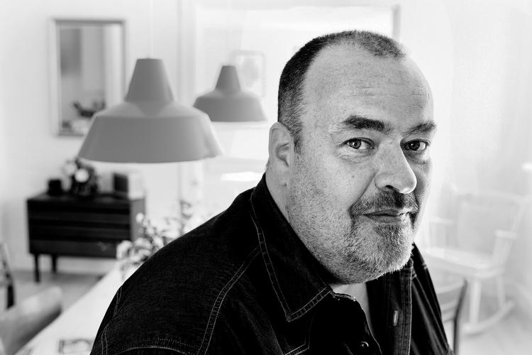 Nikolas Ioannou er 48 år og har været folkeskolelærer i 22 år. Han bor på Sydfyn og er lærer på Skårup Skole i udskolingen. »De fleste skriftlige afgangsprøver foregår i store sale, hvor eleverne sidder med afstand til hinanden. Jeg kan ikke se nogen sundhedsfaglig begrundelse for, hvorfor afgangsprøverne er blevet aflyst«, siger han. Foto: Finn Frandsen/POLFOTO