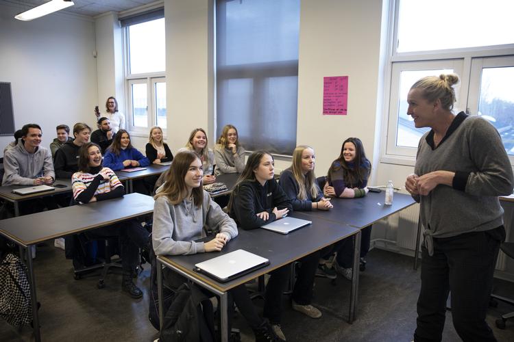 Elever i de store klasser kan komme i skole igen - men de skal holde mere afstand. Foto: Jacob Ehrbahn/POLFOTO