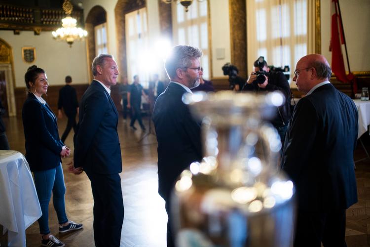 Københavns Overborgmester Frank Jensen og DBU' s formand Jesper Møller i en stille stund efter pressemødet torsdag. Foto: Anthon Unger/Ritzau Scanpix