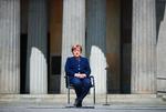 Udenfor. Angela Merkel stopper næste år som tysk kansler. Men måske kan coronakrisen få hende til at overveje fire år mere? Foto: Hannibal Hanschke/Ritzau Scanpix