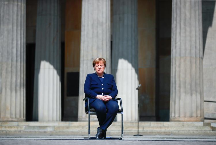 Udenfor. Angela Merkel stopper næste år som tysk kansler. Men måske kan coronakrisen få hende til at overveje fire år mere? Foto: Hannibal Hanschke/Ritzau Scanpix