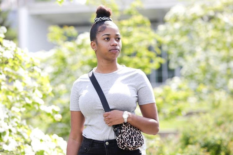  23-årige Laya Hamilton fra Atlanta, Georgia, er en af de mange amerikanere, der har mistet jobbet under covid-19-pandemien efter at der ikke længere var brug for hende bag baren på den restaurant, hvor hun arbejdede. Foto: Jason Redmond/Ritzau Scanpix