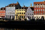 Fra 18. maj kan der igen kan kunder igen skabe liv på cafeer og restauranter som her i Nyhavn i København. Foto: Thomas Borberg/POLFOTO