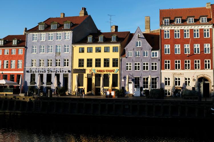 Fra 18. maj kan der igen kan kunder igen skabe liv på cafeer og restauranter som her i Nyhavn i København. Foto: Thomas Borberg/POLFOTO