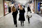 Unge fotograferet i shoppingcenteret Fisketorvet i København 27. marts.  Foto: Finn Frandsen/POLFOTO