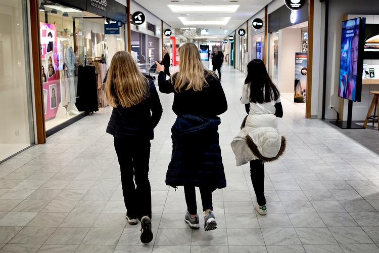 Unge fotograferet i shoppingcenteret Fisketorvet i København 27. marts.  Foto: Finn Frandsen/POLFOTO