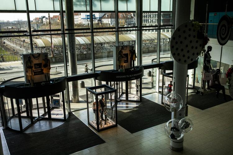 På det seneste har der været stille i Bruuns Galleri i Aarhus. Snart  kommer der flere kunder  gennem svingdørene.   Foto: Jens Hartmann Schmidt/POLFOTO