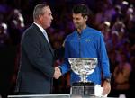 I 2019 fik Novak Djokovic overrakt trofæet for sejren i Australian open af Ivan Lendl (tv.). Foto: Kin Cheung/Ritzau Scanpix